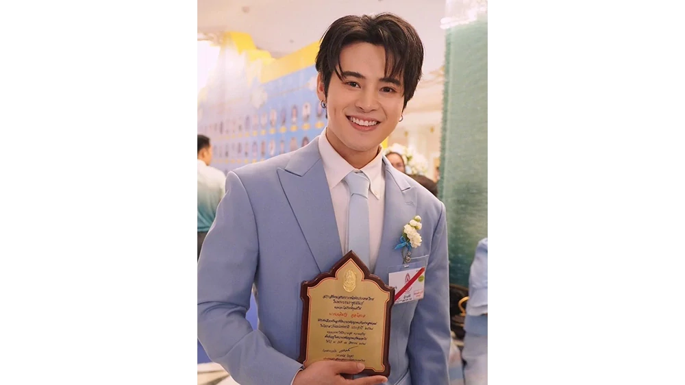 “แบ็งค์-เฉลิมรัฐ” ศิลปินจากค่ายเพลงเอก ได้รับรางวัล “ลูกที่มีความกตัญญูกตเวทีอย่างสูงต่อแม่” ในงานวันแม่แห่งชาติ ประจำปี 2568 จากสภาสังคมสงเคราะห์ฯ