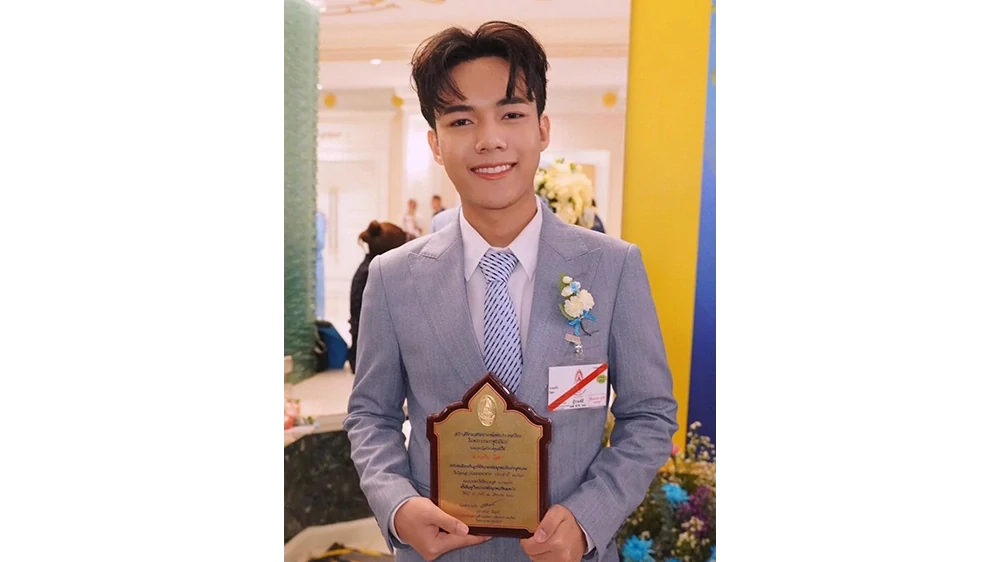 “ลีโอ อธิป”  ศิลปินจากค่ายยุ้งข้าวเรคคอร์ด  ได้รับรางวัล “ลูกที่มีความกตัญญูกตเวทีอย่างสูงต่อแม่” ในงานวันแม่แห่งชาติ ประจำปี 2568 จากสภาสังคมสงเคราะห์ฯ