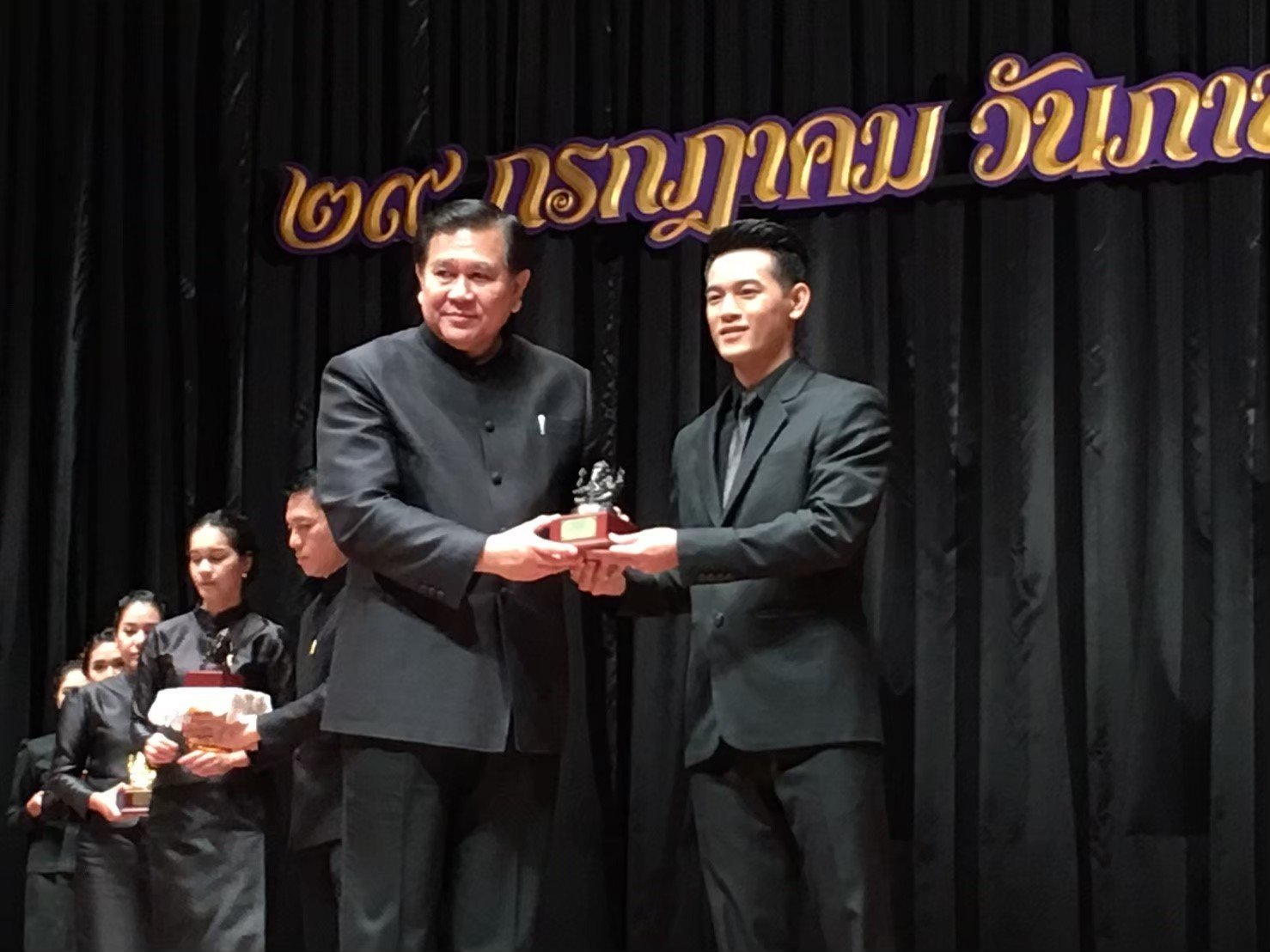 รางวัลเพชรในเพลง เนื่องในวันภาษาไทยแห่งชาติ ประจำปี 2560 รางวัลการขับร้องเพลงดีเด่นด้านภาษาไทย รางวัลชมเชย
