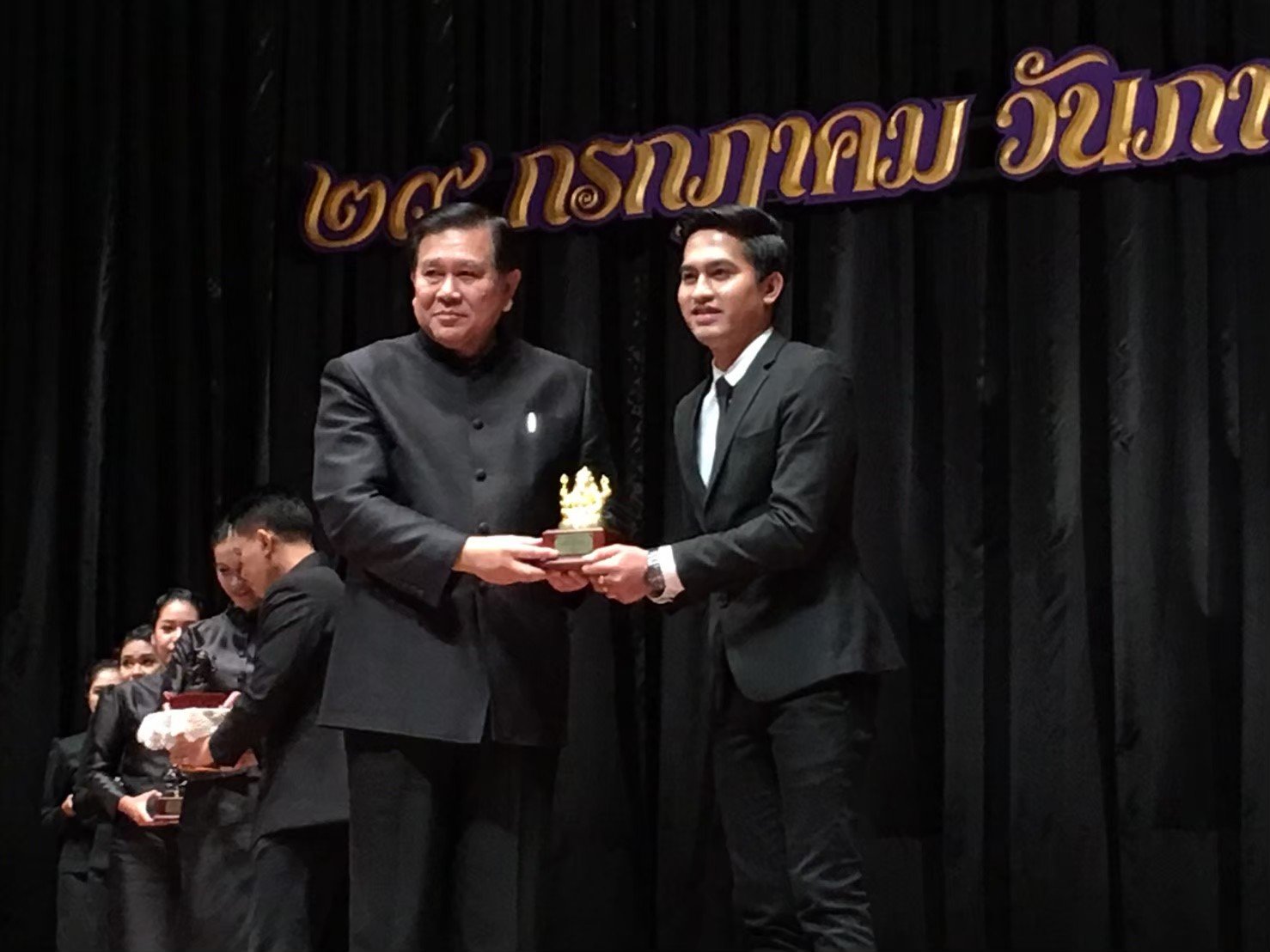 รางวัลเพชรในเพลง เนื่องในวันภาษาไทยแห่งชาติ ประจำปี 2560 รางวัลการขับร้องเพลงดีเด่นด้านภาษาไทย รางวัลชนะเลิศ