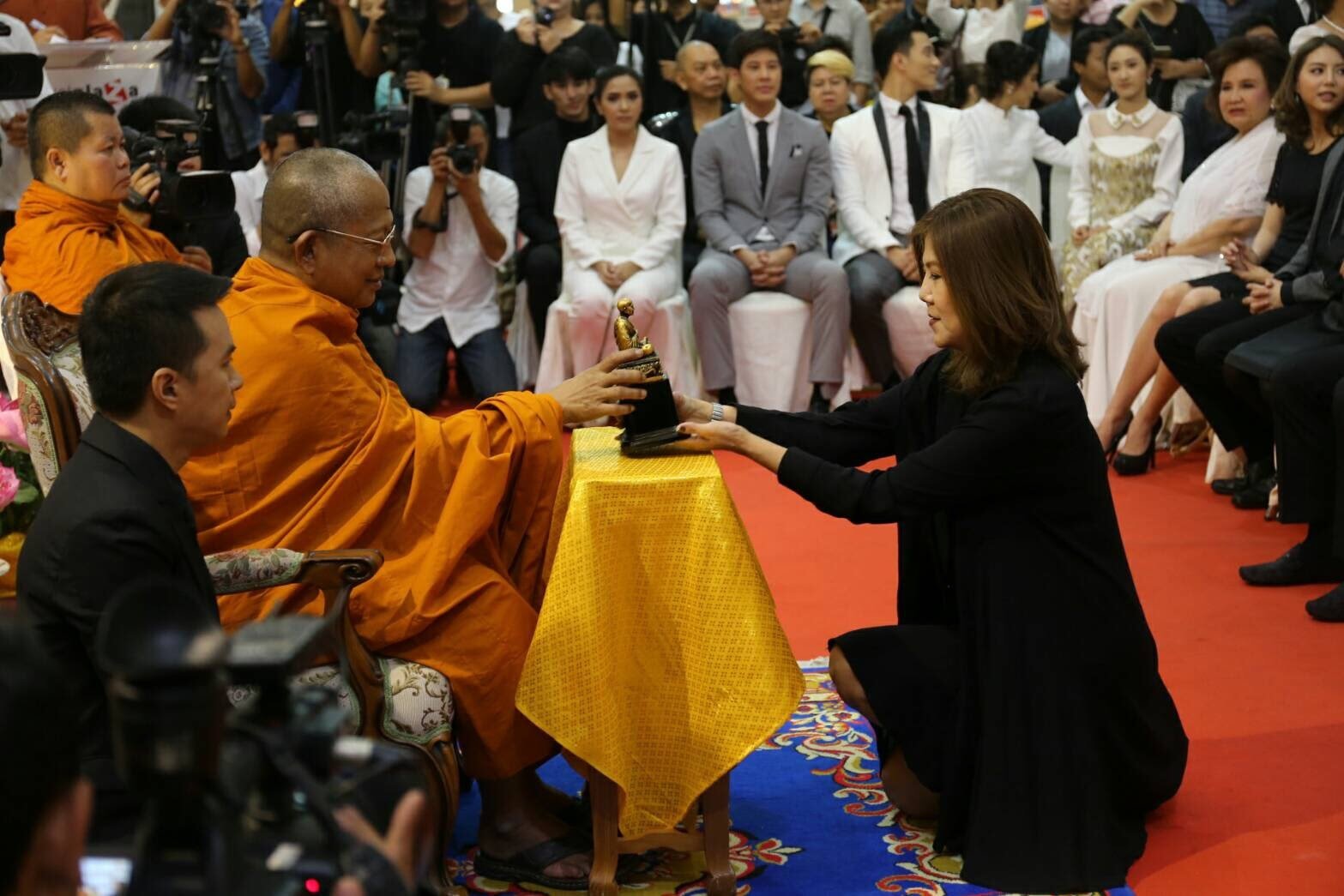 รางวัล“ทูตพระพุทธศาสนาวันมาฆบูชา 2560” ศิลปินส่งเสริมพระพุทธศาสนา ดร.สุรัตน์ จงดา
