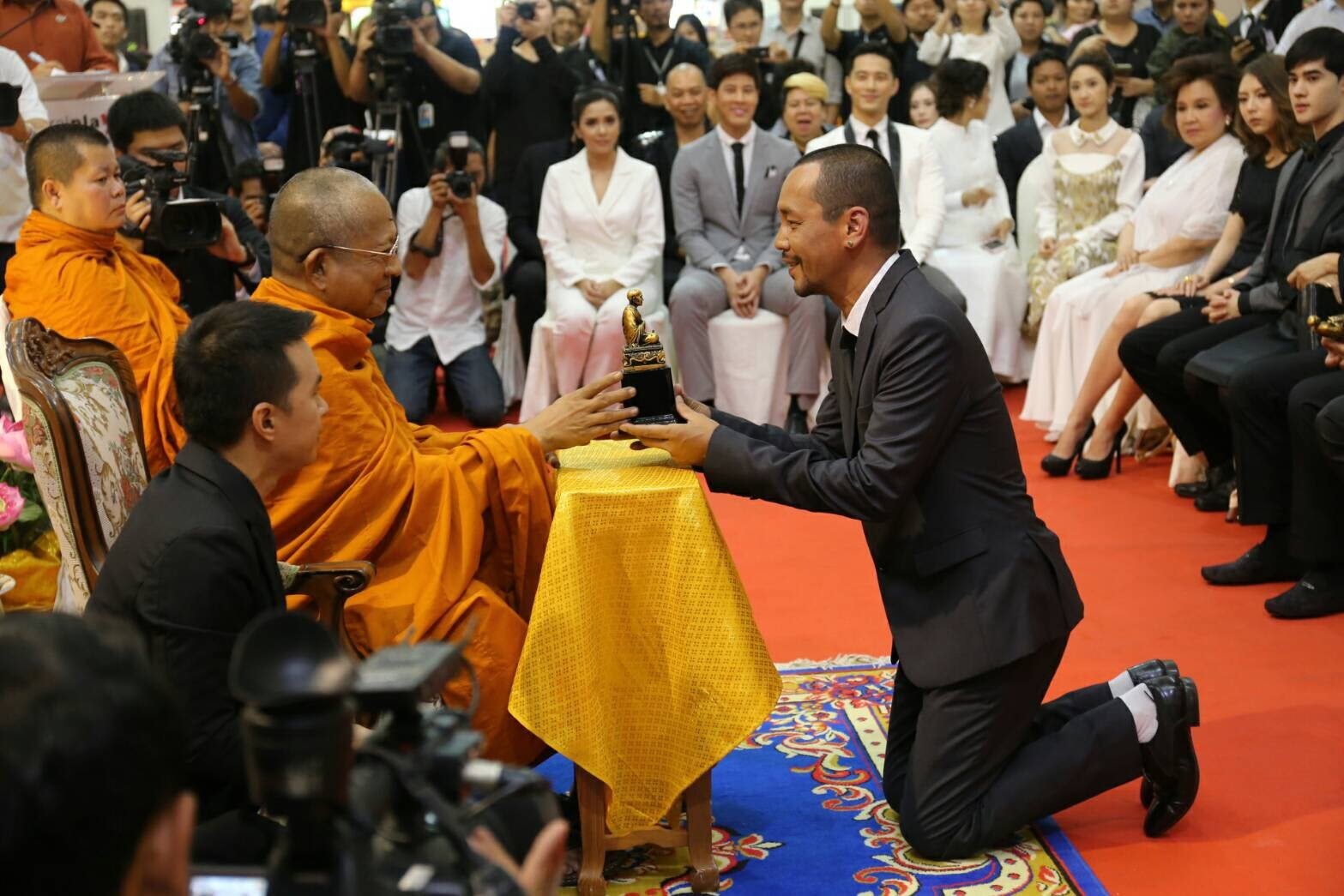 รางวัล“ทูตพระพุทธศาสนาวันมาฆบูชา 2560” ศิลปินส่งเสริมพระพุทธศาสนา เท่ง เถิดเทิง พิธีกร