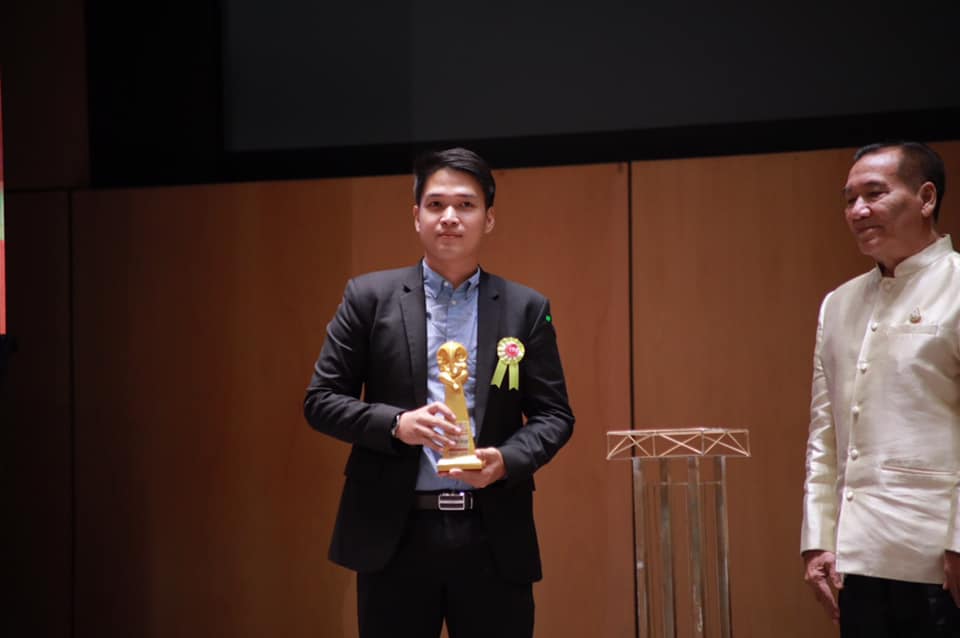 รางวัล “เทพศิลป์ทองคำ” ครั้งที่ 2 สาขาผู้สื่อข่าวภาคสนามชายยอดเยี่ยม  ชิน ธนภัทร ติรางกูล